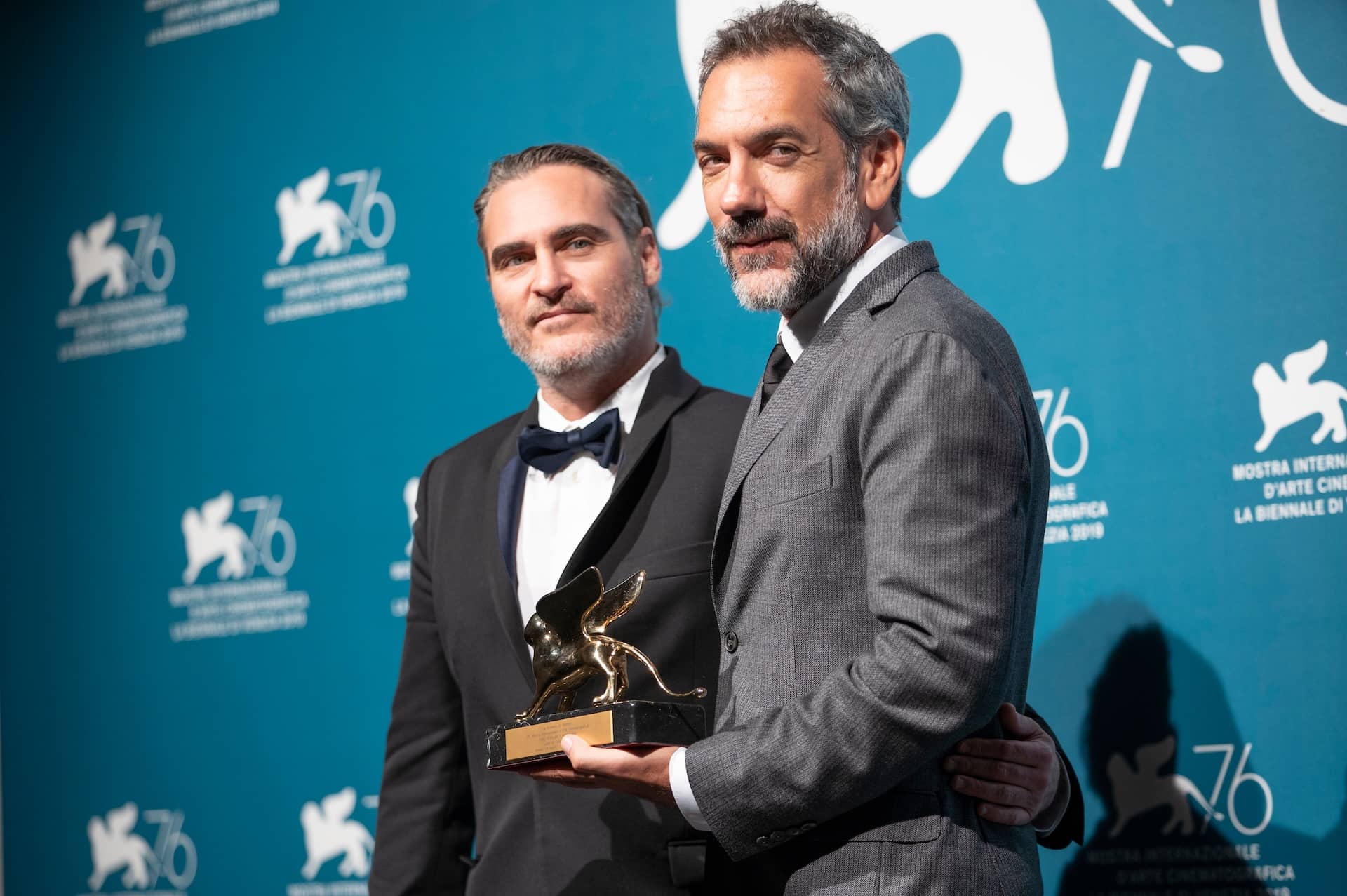 Joker Ending Explained Director Todd Phillips and Joaquin Phoenix at the Oscars for Joker Movie
